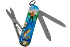 Victorinox Classic SD Gone Fishing Limited Edtion 2020 0-6223-L2005 Swiss Pocket Knife -Victorinox || Böker || DMT Sales VT0 6223 L2005 02 victorinox